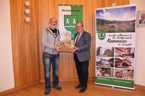Bürgermeister Karl Dobnigg übergibt Geschenkskörbe an die Gewinner